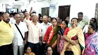 কাজে আসেনি মুখ্যমন্ত্রীর আশ্বাস! পুজোর পরেও বেতন-পেনশন না পেয়ে চূড়ান্ত বিক্ষোভ ভাটপাড়া পুরসভায়