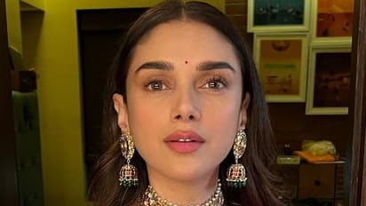 முழு கழுத்து ப்ளவுஸ் அணிந்து...குடும்ப குத்துவிளக்காய் மாறிய அதிதி ராவ்