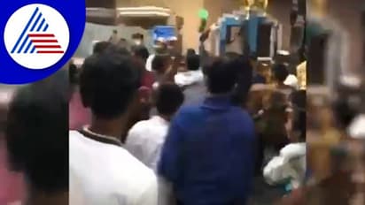 ಹಬ್ಬದಂದು ಮುಸ್ಲಿಂ ಯುವಕರ ಪುಂಡಾಟ, ಮಾರಕಾಸ್ತ್ರ ಹಿಡಿದು ಹಿಂದೂ ವಿರೋಧಿ ಭಾಷಣದ ತುಣುಕಿಗೆ ಡಾನ್ಸ್!