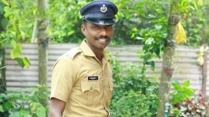 ഉടമയേക്കുറിച്ച് സൂചനകള് മാത്രം, 1.3 ലക്ഷം രൂപയടങ്ങിയ ബാഗ് ഉടമസ്ഥനെ കണ്ടെത്തി നല്കി പൊലീസുകാരന്