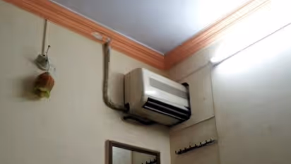 एक AC से दो कमरे को फायदा, जो इस कमरे में रुका वो पूरी रात सुनता रहा.. 'ए गणपत चल दारू ला' 