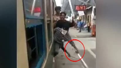 ഓടുന്ന ട്രെയിനിൽ വാളുമായി അഭ്യാസ പ്രകടനം നടത്തി വിദ്യാർത്ഥികൾ, പൊലീസ് പിടിയിൽ - വീഡിയോ