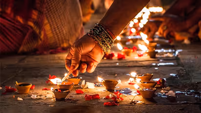 Diwali 2022: दिवाली की सफाई में भूलकर भी न फेंके ये चीजें, रूठ जाएंगी लक्ष्मी