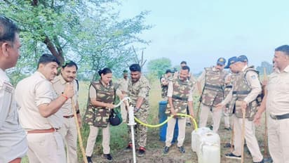 கை பம்பு அடித்தால் அருவியாக கொட்டும் சாராயம்.. 7 அடி ஆழத்தில் மதுக் கிணறு.. தலைச்சுற்றிப் போன போலீஸ்.