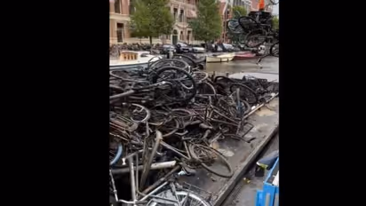 बीच शहर में नहर की हो रही थी सफाई, अंदर से निकली ऐसी चीजें.. सिर पकड़ लेंगे आप