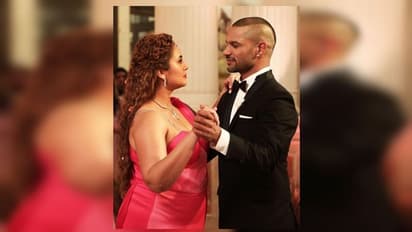 ২২ গজ ছেড়ে বলিউডে? ‘ডাবল এক্সেল’ স্টার শিখর ধওয়নের বক্ষলগ্ন হুমা কুরেশি!