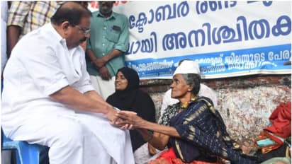 'ഇരയെ കൊലപ്പെടുത്തി അമ്മ ആത്മഹത്യ ചെയ്തിട്ടും കണ്ണ് തുറക്കാത്തവർ'; സമരപന്തലിൽ ദയാബായിയുടെ കൈ പിടിച്ച് സുധാകരൻ