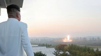 পরমাণু অস্ত্র বহনে ক্ষমতা সম্পন্ন জোড়া মিসাইল পরীক্ষা উত্তর কোরিয়ার, দাঁড়িয়ে দাঁড়িয়ে দেখলেন কিম জং উন