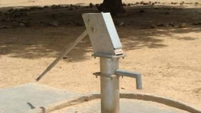 ഗ്രാമത്തിലെത്തി ഹാന്‍റ് പമ്പ് കുലുക്കി നോക്കിയ പൊലീസ് ഞെട്ടി, വെള്ളമല്ല വന്നത്.!