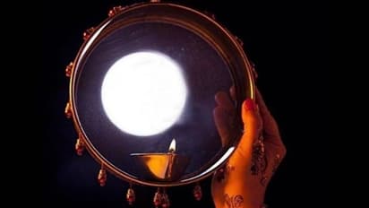 করওয়া চৌথে রাশি অনুসারে বেছে নিন পোশাকের রঙ, জেনে নিন কোন রঙের পোশাক কার জন্য শুভ