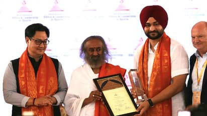 ಕ್ರೀಡೆಗಳನ್ನು ಯುದ್ಧದ ರೀತಿಯಲ್ಲಿ ಬಿಂಬಿಸಲಾಗುತ್ತದೆ: ರವಿಶಂಕರ್ ಗುರೂಜಿ ಬೇಸರ