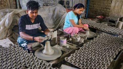 करवा चौथ की धूम.. पीएम ने रवाना की चौथी वंदे भारत ट्रेन, 10 फोटो में  देखिए मनमोहक तस्वीरें 