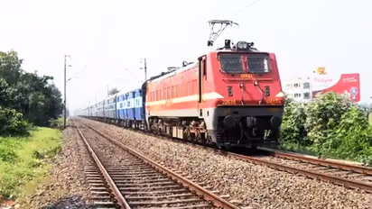 ബുക്ക് ചെയ്ത ബര്‍ത്ത് അതിഥി തൊഴിലാളികള്‍ കൈയ്യേറി, ദമ്പതിമാര്‍ക്ക് ദുരിതയാത്ര; ഒടുവില്‍ റെയില്‍വേ കുടുങ്ങി!