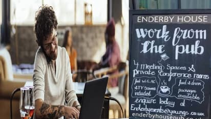 இங்கிலாந்தில் ட்ரெண்டாகும் Work From Pub... ஆபிஸாக மாறிய பப்புகள்... உற்சாகத்தில் ஊழியர்கள்!!