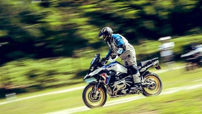 Ajith Kumar Bike Trip: தாய்லாந்தில் பைக்கில் சீறி பாய்ந்த அஜித்..! வேற லெவலுக்கு மாஸ் காட்டிய புகைப்படம்..!