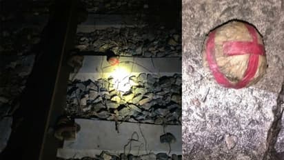 സ്ഫോടക വസ്തുവെന്ന് സംശയം: കണ്ണൂരിൽ ട്രെയിൻ ഗതാഗതം തടസ്സപ്പെട്ടു,  പരിശോധിച്ചപ്പോൾ കടലാസ് ബോംബ്?  