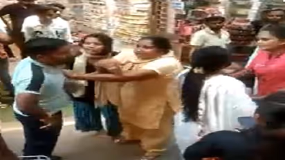 கணவரென்றும் பாராமல் வெளுத்த மனைவி! காதலியுடன் ஷாப்பிங் சென்று சிக்கிக்கொண்டார்: வைரல் வீடியோ