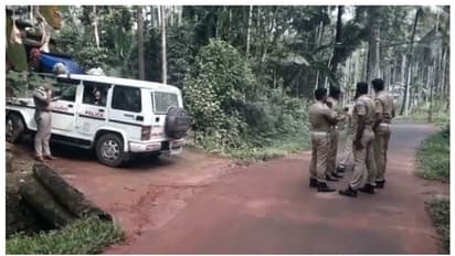 കോഴിക്കോട് ആള്‍ദൈവത്തിന് നേരെ പ്രതിഷേധം,ആശ്രമത്തിലേക്ക് വന്ന വാഹനങ്ങളുടെ ചില്ലടിച്ച് തകര്‍ത്ത് നാട്ടുകാര്‍ 