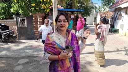 மாஜி மணிகண்டன் வீட்டி வாசலில் நின்று கதறிய நடிகை சாந்தினி.. எட்டி எட்டி உதைத்த உறவினர்கள்.. பயங்கர பரபரப்பு.