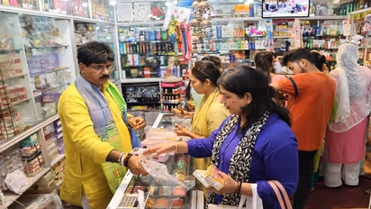 करवाचौथ पर चूड़ी बेंचते नजर आए बीजेपी विधायक राजकुमार सहयोगी, कहा- पहले व्यापार फिर कुछ और