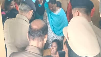 என் மகளைக் கொன்றவனை ஏதாவது செய்யுங்க.. கமிஷனர் காலில் விழுந்து கதறிய சத்யாவின் தாய்..!