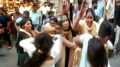 करवा चौथ पर खुल गई पति की करतूतों की पोल, गर्लफ्रेंड के साथ रंगे हाथों पत्नी ने पकड़ा, देखें Video