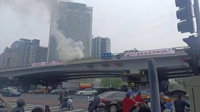 শি জিংপিং-এর বিরুদ্ধে বিক্ষোভ চিনে, খাবার চেয়ে পড়েছে পোস্টার 