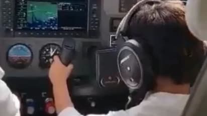 വിമാനത്തിന്റെ കോക്പിറ്റില് ഏഴ് വയസ്സുകാരന്; ഗുജറാത്തില്നിന്നുള്ള വീഡിയോ വിവാദത്തില്