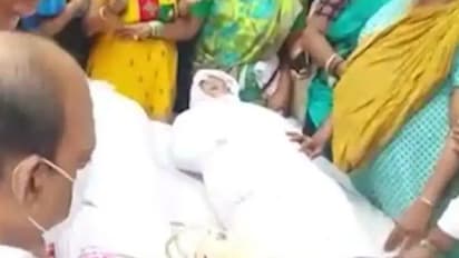 அய்யோ! என் மகளுடன் என் சாமியும் போயிட்டாரே.. நான் இனி என்ன செய்வேன்.. கணவர் இறந்த செய்தியை அறிந்த மனைவி கதறல்