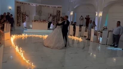 स्टेज पर खड़े थे दूल्हा-दुल्हन, तभी दोस्तों ने लगा दी आग.. वायरल वीडियो में देखिए आगे क्या हुआ