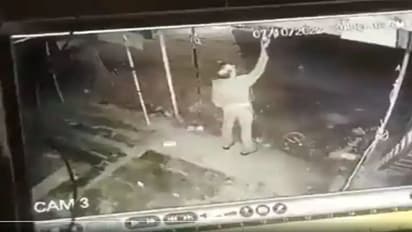 रात के अंधेरे में बल्ब चुराने वाले दारोगा पर गिरी गाज, सोशल मीडिया पर जमकर वायरल हुआ था वीडियो