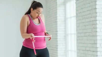 World Menopause Day 2022 :  ലോക ആർത്തവവിരാമ ദിനം: പെട്ടെന്ന് ശരീരഭാരം കൂടുന്നുണ്ടോ? എങ്കിൽ ഇവ ശ്രദ്ധിക്കാം 