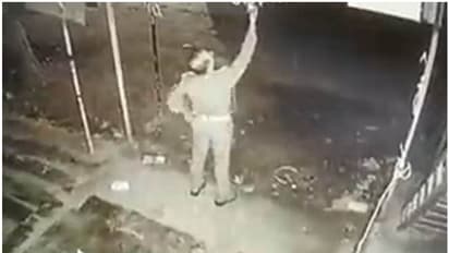 അങ്ങോട്ടുമിങ്ങോട്ടും നോക്കി; 'നൈസ്' ആയി കടയിലെ ബള്‍ബ് ഊരി പോക്കറ്റിലിട്ട് പൊലീസുകാരന്‍, എല്ലാം കണ്ട് സിസിടിവി