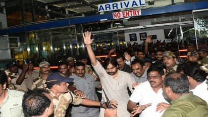 విశాఖలో ఉద్రిక్తత: పవన్ కళ్యాణ్ కు వ్యతిరేకంగా ఆందోళన, రంగంలోకి పోలీసులు