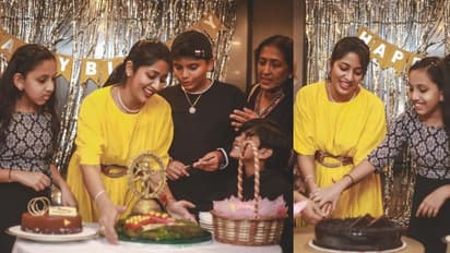 കേക്കിൽ നടരാജനും ചിലങ്കയും, പിറന്നാള് ആഘോഷ ചിത്രങ്ങളുമായി നവ്യ