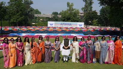 IAF अफसरों की पत्नी ने किया कुछ ऐसा.. बन गया गिनीज वर्ल्ड रिकॉर्ड, 10 फोटो में देखिए आज की मनमोहक तस्वीरें 