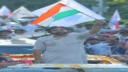 విశాఖలో పవన్ ర్యాలీకి పవర్ కట్.. జనసైనికుల సెల్ఫోన్ల లైటింగ్తోనే ముందుకు