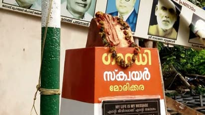 ഗാന്ധി പ്രതിമയുടെ തല തകർത്ത സംഭവം; പ്രതിയെ പിടിക്കാതെ പൊലീസ്, സ്റ്റേഷന് മുന്നിൽ ഉപരോധം