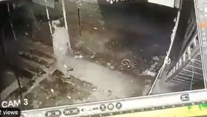 ಪಾನ್ ಶಾಪ್ ಮುಂದಿದ್ದ ಬಲ್ಬ್‌  ನಾಪತ್ತೆ : ಸಿಸಿಟಿವಿ ಪರಿಶೀಲಿಸಿದ ಮಾಲೀಕನಿಗೆ ಶಾಕ್