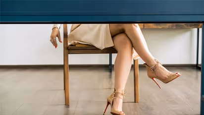 क्या आप भी पैर के ऊपर पैर रखकर बैठते है ? तो हो जाएं सावधान इससे हो सकती है ये गंभीर समस्याएं