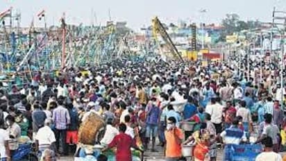 காசிமேடு மீன் சந்தையில் அலைமோதிய கூட்டம்.. நாளையுடன் புரட்டாசி முடிவடைவதால் கூட்டம்..