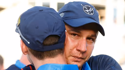 T20 World Cup: नामिबिया के लिए खास है यह जीत, 5 तस्वीरों में देखिए प्लेयर्स के इमोशनल मोमेंट्स