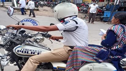 గ్రూప్ 1 ఎగ్జామ్: పొరబడిన యువతి.. సకాలంలో ఎగ్జామ్ సెంటర్ వద్దకు చేర్చిన ట్రాఫిక్ పోలీసు..