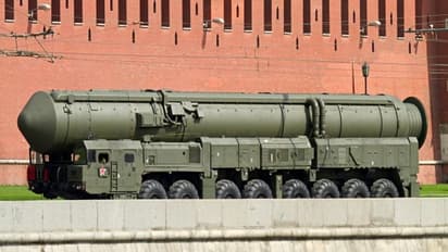 दुनिया में कितने देशों के पास परमाणु हथियार, 10 फोटो में जानिए सबसे ज्यादा और सबसे कम किसके पास 