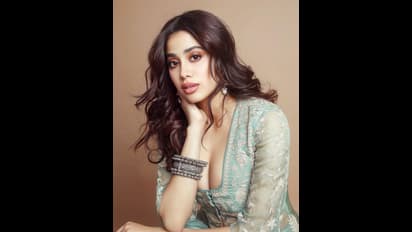  লো নেক পোশাকে ঠেলে বেরোচ্ছে বক্ষ-বিভাজিকা, লাস্যে ভরা শরীরে আগুন জ্বালালেন সেক্সবম্ব জাহ্নবী