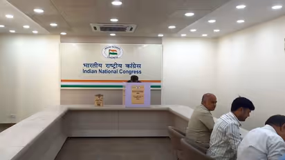 కొనసాగుతున్న కాంగ్రెస్ అధ్యక్ష ఎన్నిక పోలింగ్.. ఓటు హక్కు వినియోగించుకున్న సోనియా, ప్రియాంక