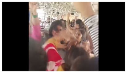 ലോക്കല് ട്രെയിനില് സീറ്റിനെച്ചൊല്ലി സ്ത്രീകളുടെ തല്ലുമാല -വീഡിയോ