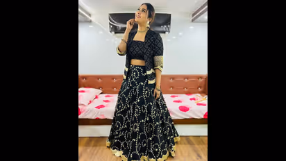 myna nandhini  : கணவருக்கு முத்தமிட்டபடி சூப்பர் கூல் லுக்கில் மைனா நந்தினி...