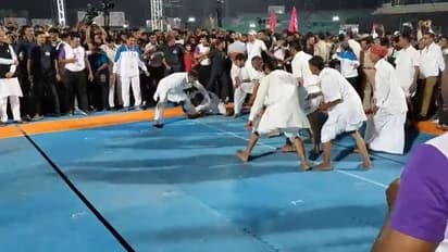 राजस्थान में विलेज ओलंपिक का गजब सीनः कबड्डी मैच में लोगों ने खेल मंत्री की टांग पकड़ पछाड़ा,CM बजाते रहे ताली