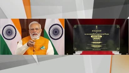 குஜராத்தில் PMJAY-MA யோஜனா ஆயுஷ்மான் அட்டைகள் விநியோகம்... தொடங்கி வைத்தார் பிரதமர் மோடி!!